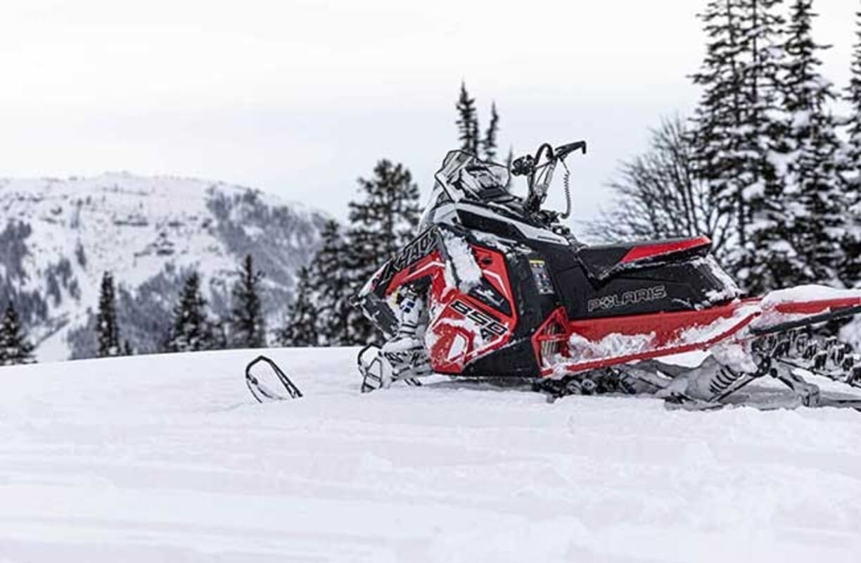 snowmobil Polaris 850 RMK Khaos Slash 155 in zapada